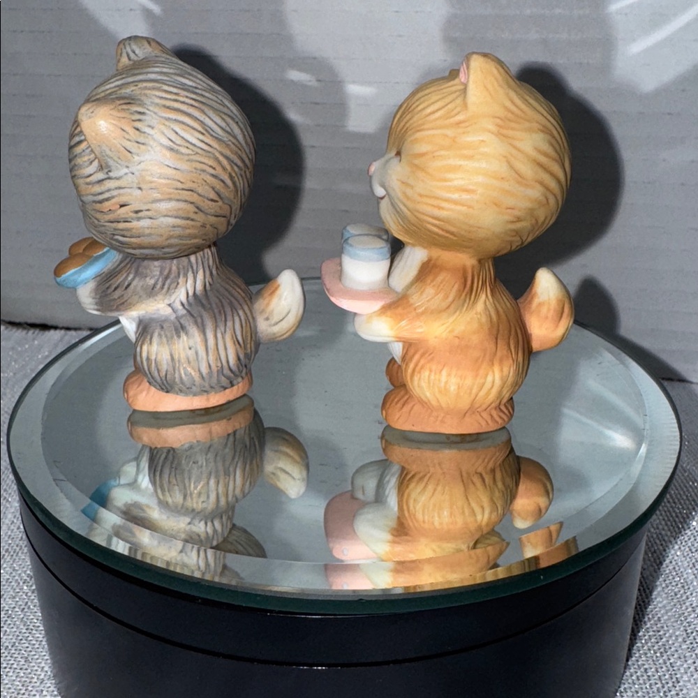 Avon "Kittens” Sharing milk and cookies Porcelain Figurines set of 2 1992 - Picture 4 of 6